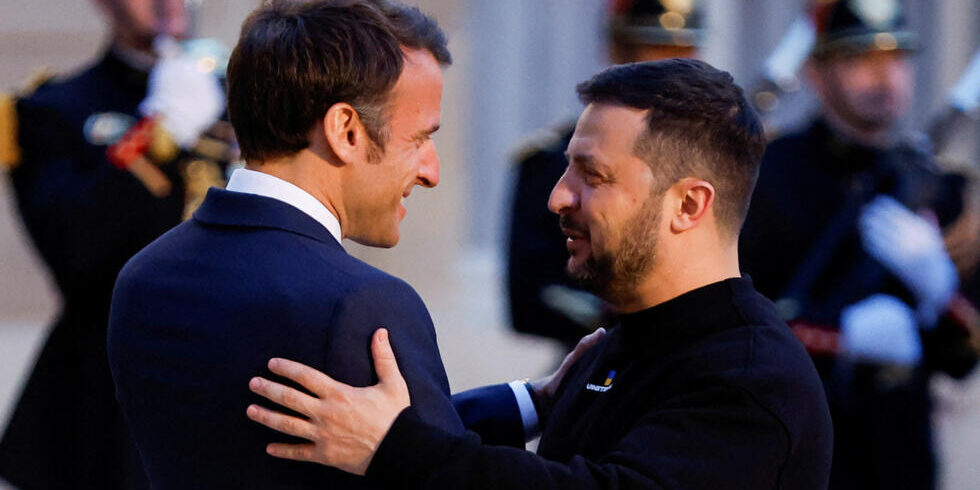 Presiden Macron bersama mitra Volodymyr Zelenskyy