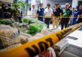 Presiden Marcos Jr inspeksi hasil penggerebekan narkoba