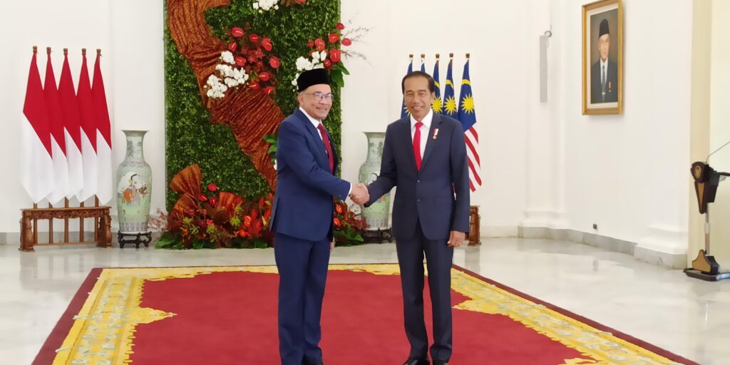 Presiden Joko Widodo (kanan) menyambut PM Malaysia Anwar Ibrahim (kiri) di Ruang Teratai, Istana Kepresidenan Bogor, Senin (9/1/2023). 