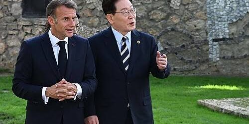 Presiden Prancis Emmanuel Macron dan Presiden Korsel Lee Jae Myung