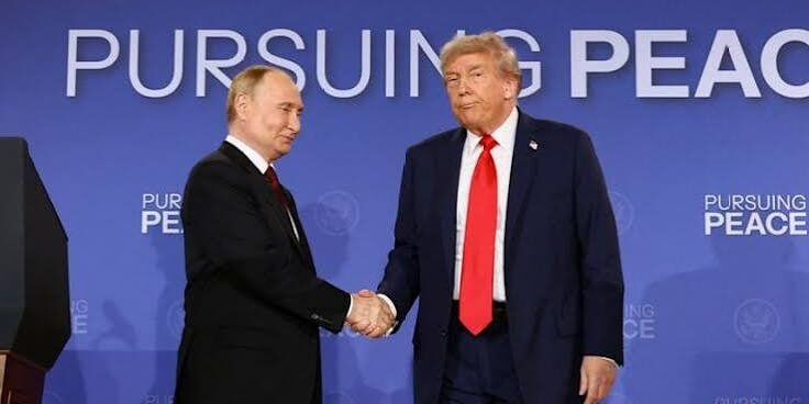 Presiden Putin berjabat tangan dengan Presiden Trump