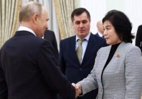 Presiden Putin dengan Menlu KorutChoe Son Hui