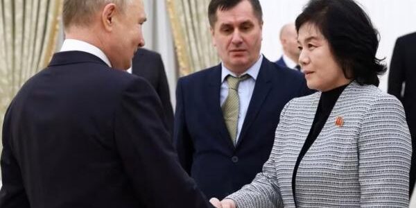 Presiden Putin dengan Menlu KorutChoe Son Hui