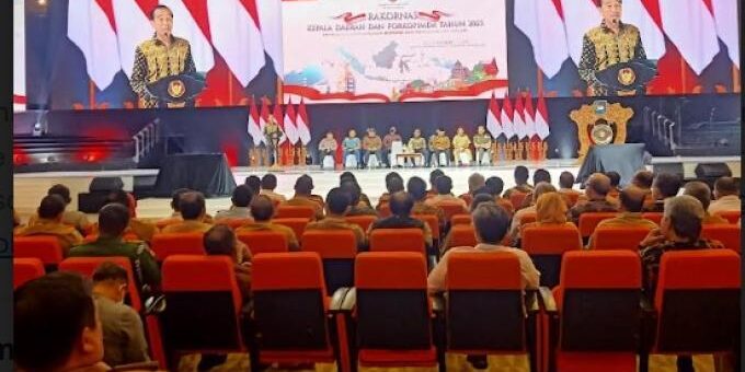 Rakornas Kepala Daerah dan Forkopimda 2023, dibuka secara langsung oleh Presiden Joko Widodo (Jokowi) di Sentul International Convention Centre (SICC) Kabupaten Bogor pada Selasa (17/1/2023).


