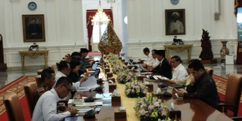 Presiden Joko Widodo memimpin rapat terbatas terkait kualitas udara Jabodetabek di Istana Negara, Senin (14/8/2023) 