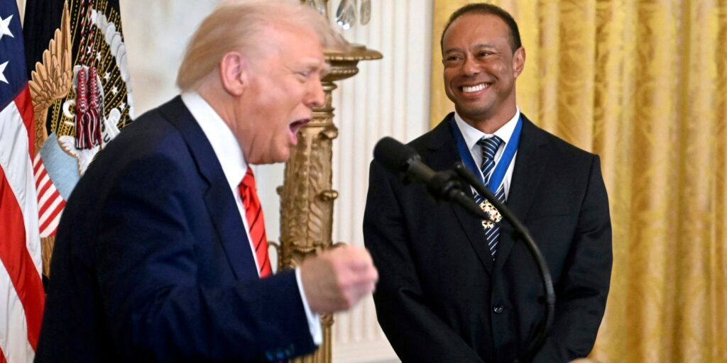 Presiden Trump bersama Pegolf Tiger Woods