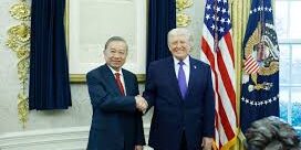 Presiden Trump bersama Presiden To Lam