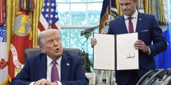 Presiden Trump dengan 'Menteri Perang' Pete Hegseth