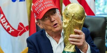 Presiden Trump dengan Trofi Piala Dunia FIFA