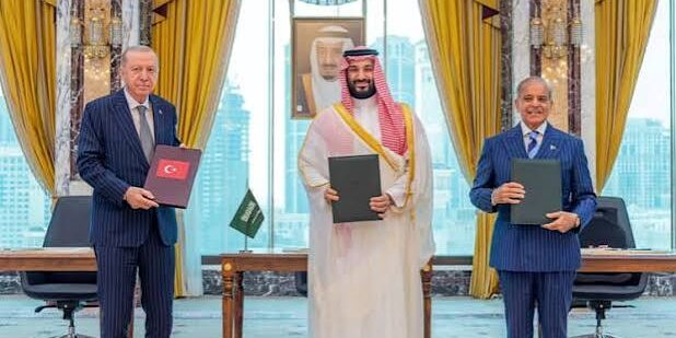 Presiden Turki Tayyip Erdogan, Putra Mahkota Arab Saudi Mohammed bin Salman, dan PM Pakistan Shehbaz Sharif