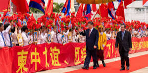 Presiden Xi Jinping bersama Presiden Hun Sen