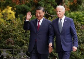 Presiden Xi Jinping bersama Presiden Joe Biden