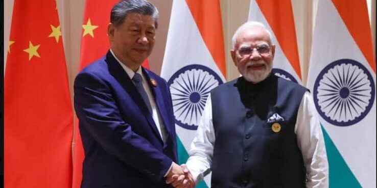 Presiden Xi Jinping dengan PM Narendra Modi