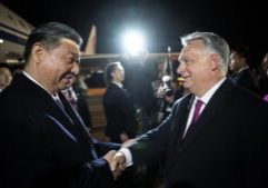 Presiden Xi Jinping dengan PM Viktor Orban