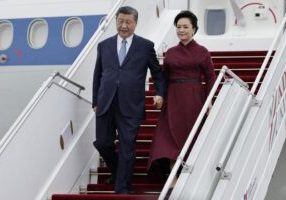 Presiden Xi Jinping dan istri Peng Liyuan tiba di Prancis