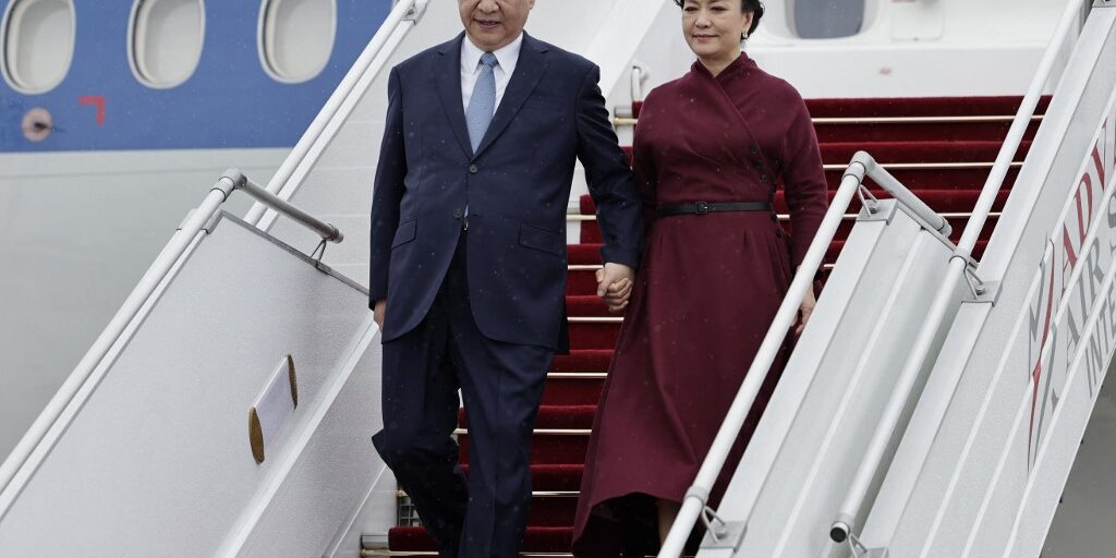 Presiden Xi Jinping dan istri Peng Liyuan tiba di Prancis