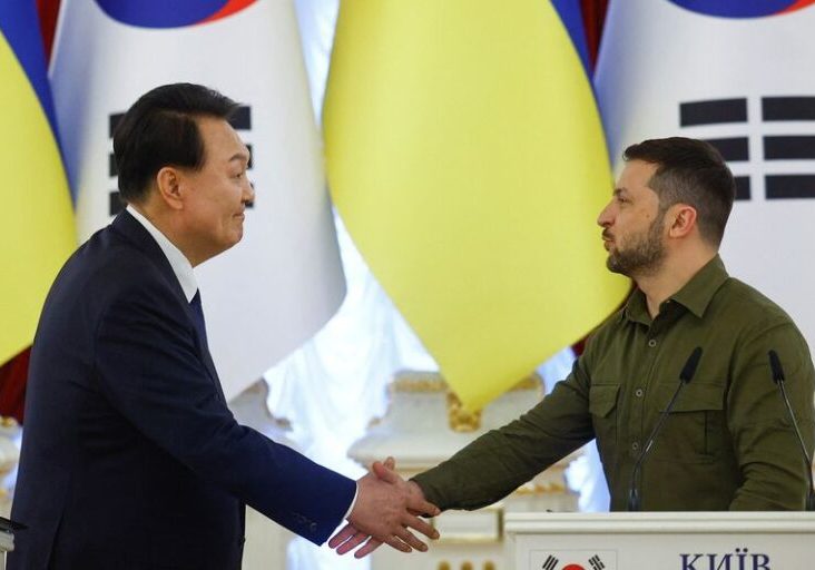 Presiden Yoon Suk Yeol dan Presiden Volodymyr Zelenskyy