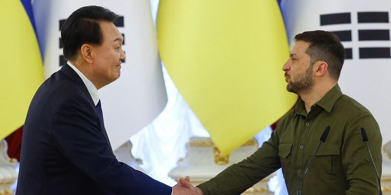 Presiden Yoon Suk Yeol dan Presiden Volodymyr Zelenskyy