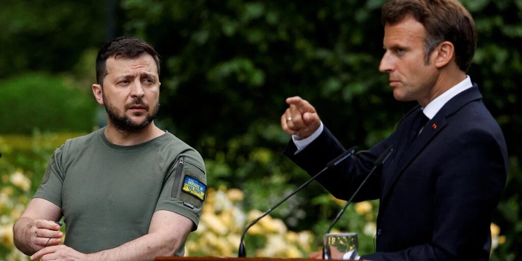Presiden Zelenskyy bersama Presiden Macron