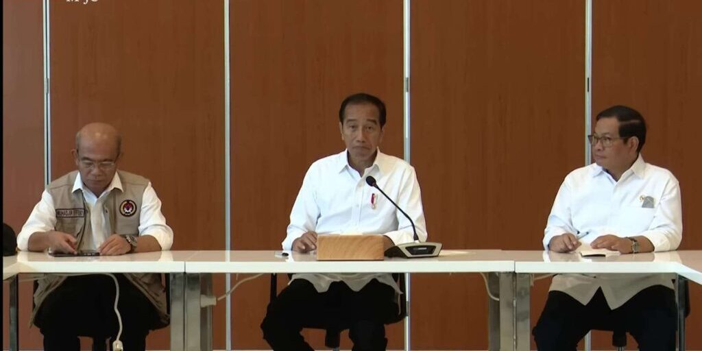 Presiden Joko Widodo (Jokowi) saat memimpin Ratas Mudik Lebaran 2023 di Pelabuhan Merak, Cilegon, Banten, Selasa (11/4/2023).