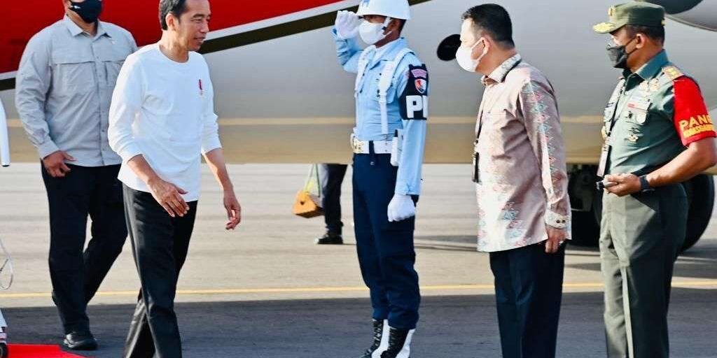 Presiden Joko Widodo (berkaos putih lengan panjang) tiba di Bandara Malikussaleh, Kabupaten Aceh Utara, Provinsi Aceh, Jumat (10/2/2023). Presiden akan meresmikan pabrik NPK PT Pupuk Iskandar Muda. 