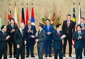 Presiden Joko Widodo (tengah, depan) berbicara dengan PM Singapura, Lee Hsien Loong (ketiga dari kiri), saat sesi foto bersama KTT AZEC di Tokyo, Jepang, Senin (18/12/2023).