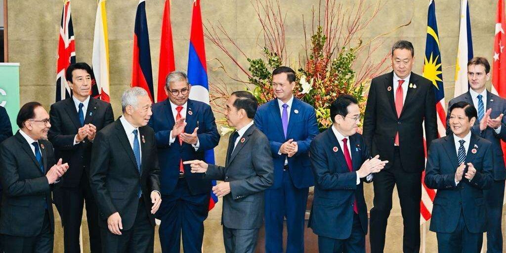Presiden Joko Widodo (tengah, depan) berbicara dengan PM Singapura, Lee Hsien Loong (ketiga dari kiri), saat sesi foto bersama KTT AZEC di Tokyo, Jepang, Senin (18/12/2023).