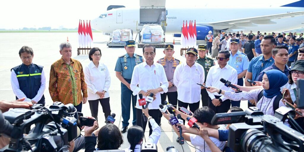Presiden Joko Widodo memberi keterangan pers kepada awak media di Lanud Halim Perdanakusuma, Senin (20/11/2023) 