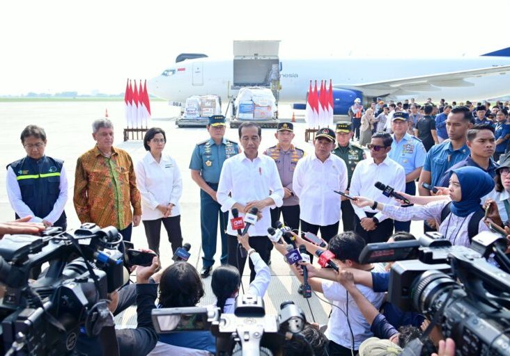 Presiden Joko Widodo memberi keterangan pers kepada awak media di Lanud Halim Perdanakusuma, Senin (20/11/2023) 