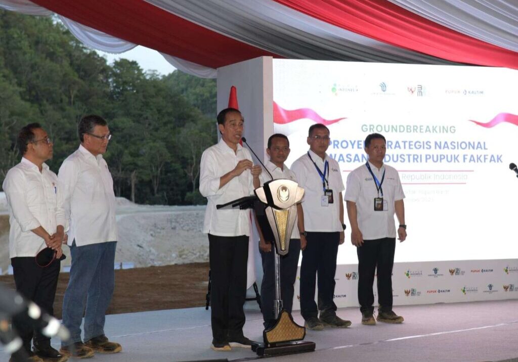Presiden Joko Widodo (tengah) saat menyampaikan pidatonya pada acara roundbreaking (peletakan batu pertama) Kawasan Industri Pupuk di Kabupaten Fakfak, Papua Barat, Kamis (23/11/2023). 