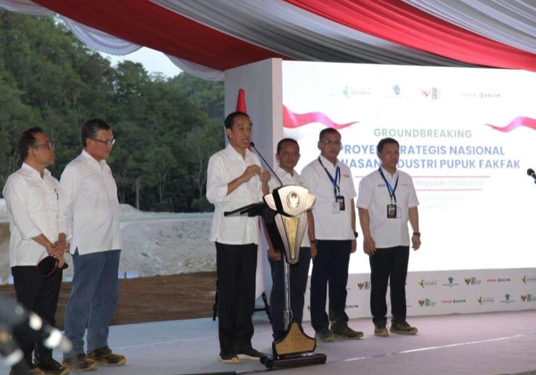 Presiden Joko Widodo (tengah) saat menyampaikan pidatonya pada acara roundbreaking (peletakan batu pertama) Kawasan Industri Pupuk di Kabupaten Fakfak, Papua Barat, Kamis (23/11/2023). 