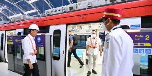 Presiden RI Joko Widodo (Jokowi) saat menjajal LRT Jabodetabek. 