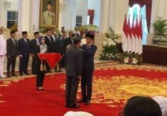 Presiden Joko Widodo atau Jokowi resmi melantik Jenderal TNI Agus Subiyanto sebagai Panglima TNI di Istana Negara, Jakarta, pada Rabu, (22/11/2023). 


