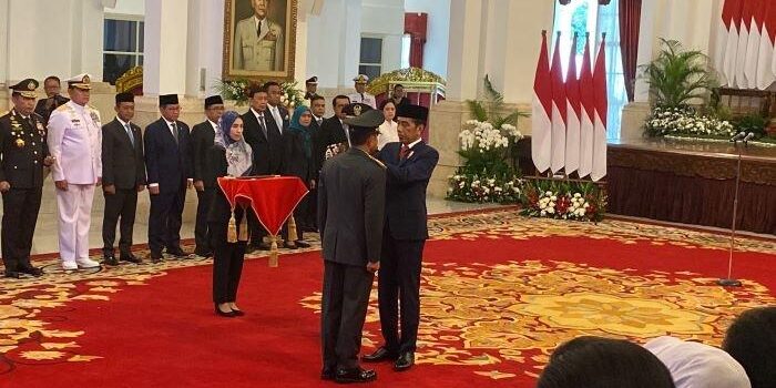 Presiden Joko Widodo atau Jokowi resmi melantik Jenderal TNI Agus Subiyanto sebagai Panglima TNI di Istana Negara, Jakarta, pada Rabu, (22/11/2023). 


