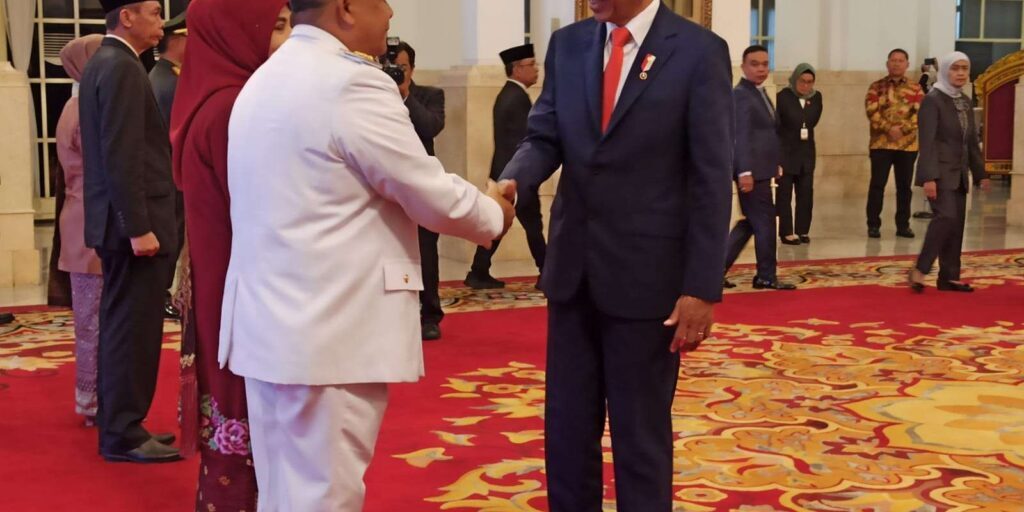 Presiden Joko Widodo memimpin pengucapan sumpah Gubernur Riau Eddy Nasution, di Istana Negara, Senin (27/11/2023). 