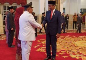 Presiden Joko Widodo memimpin pengucapan sumpah Gubernur Riau Eddy Nasution, di Istana Negara, Senin (27/11/2023). 