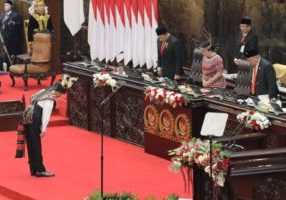 Presiden Joko Widodo saat memberikan penghormatan kepada Ketua MPR Bambang Soesatyo, Ketua DPR Puan Maharani, dan Ketua DPD La Nyalla Mattalitti pada acara Sidang tahunan MPR/DPR/DPD Tahun 2023 di Gedung Nusantara, Kompleks Parlemen, Senayan, Jakarta, Rabu (16/8/2023) 