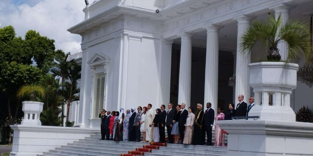 Sebelas Duta Besar LBBP bersama pasangan berfoto bersama di Tangga Depan Istana Merdeka, Jakarta, Senin (20/2/2023).