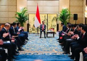 Presiden Joko Widodo menggelar pertemuan bisnis dengan Kamar Dagang Indonesia di Tiongkok (INACHAM) dan sejumlah pengusaha Tiongkok di Shangri-La Hotel, Chengdu, Republik Rakyat Tiongkok (RRT), Jumat (28/7/2023) 