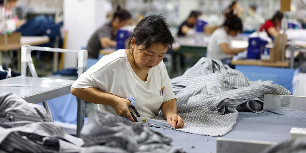 Produksi Pabrik China Melambat,