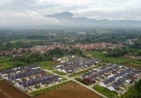 Foto aerial salah satu perumahan subsidi di Ciampea, Bogor, Jawa Barat, Senin (6/1/2023).

