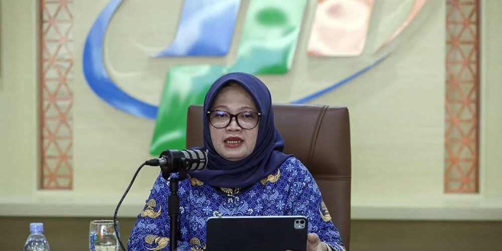 Deputi Bidang Statistik Distribusi &amp; Jasa, Badan Pusat Statistik (BPS) Pudji Ismartini memberikan keterangan pers di Jakarta, Senin (2/6/2025).

