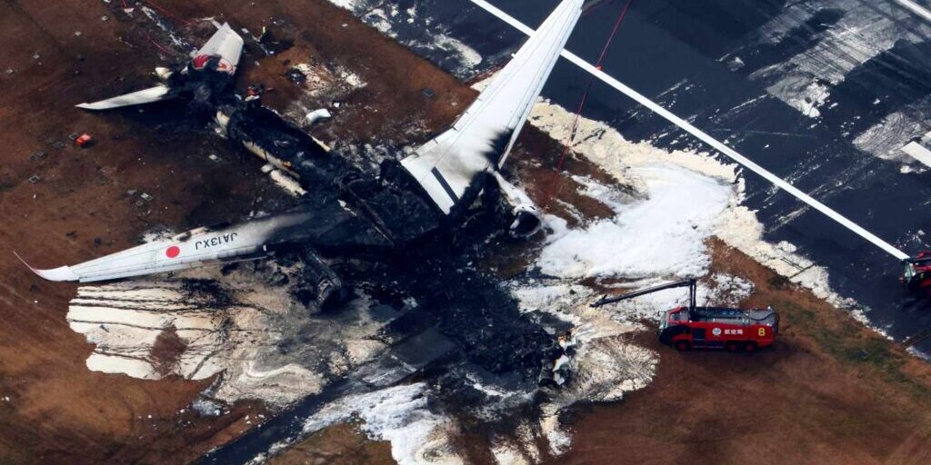 Puing pesawat Japan Airlines yang terbakar