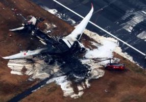 Puing pesawat Japan Airlines yang terbakar