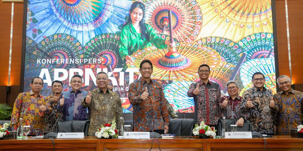 Menteri Keuangan Purbaya Yudhi Sadewa (tengah), Wakil Menteri Keuangan Suahasil Nazara (keempat kiri) berfoto bersama dengan jajaran pejabat Kemenkeu sebelum konferensi pers APBN KiTa di Jakarta, Selasa (14/10/2025).

