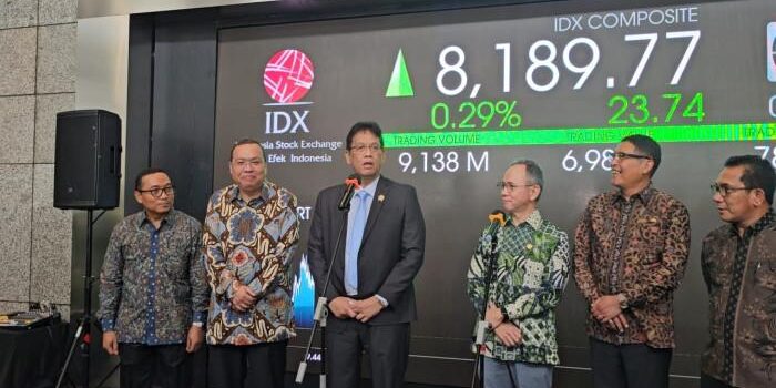 PURBAYA SAMBANGI BURSA - Menteri Keuangan Purbaya Yudhi Sadewa (ketiga dari kiri) memberi keterangan pers usai dialog bersama para pelaku pasar modal di gedung Bursa Efek Indonesia, Jakarta, Kamis (9/10/2025). 


