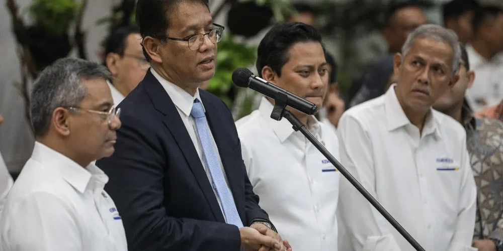 Menteri Keuangan Purbaya Yudhi Sadewa (kedua kiri) didampingi Wakil Menteri Suahasil Nazara (kiri), Wakil Menteri Thomas Djiwandono (kedua kanan), dan Wakil Menteri Anggito Abimanyu memberikan keterangan pers saat penyambutan di kantor Kementerian Keuangan, Jakarta, Senin (8/9/2025).


