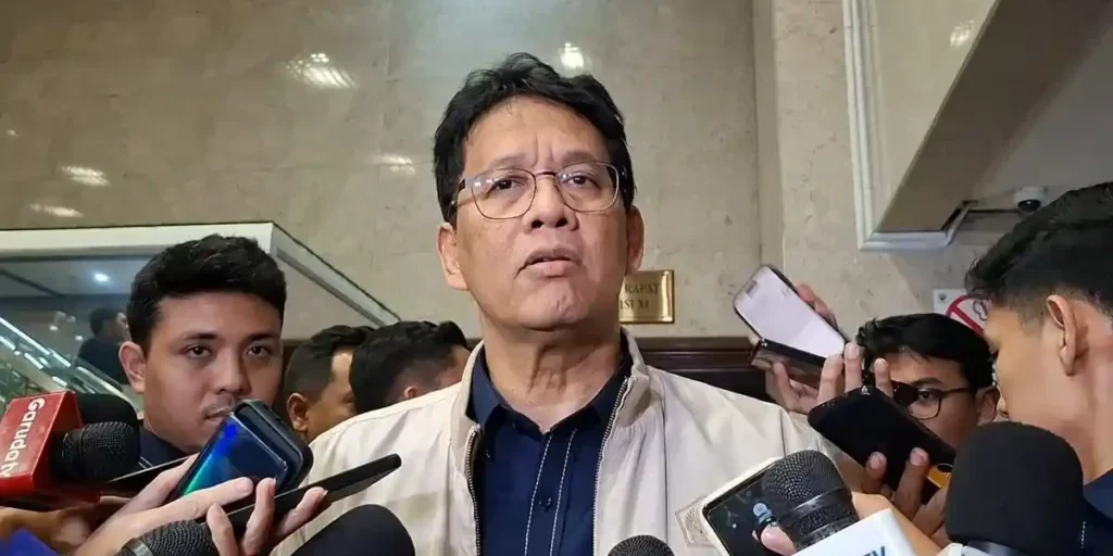 Menteri Keuangan RI (Menkeu) Purbaya Yudhi Sadewa memberi respons terkait kondisi Anggaran Pendapatan dan Belanja Negara (APBN) di tengah melemahnya nilai tukar Rupiah dan lonjakan harga minyak mentah dunia akibat perang Amerika Serikat-Israel terhadap Iran. 


