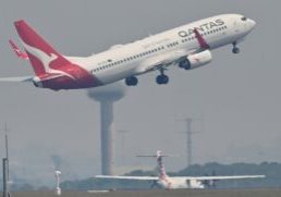 Qantas mengalihakan penerbangan Perth-London