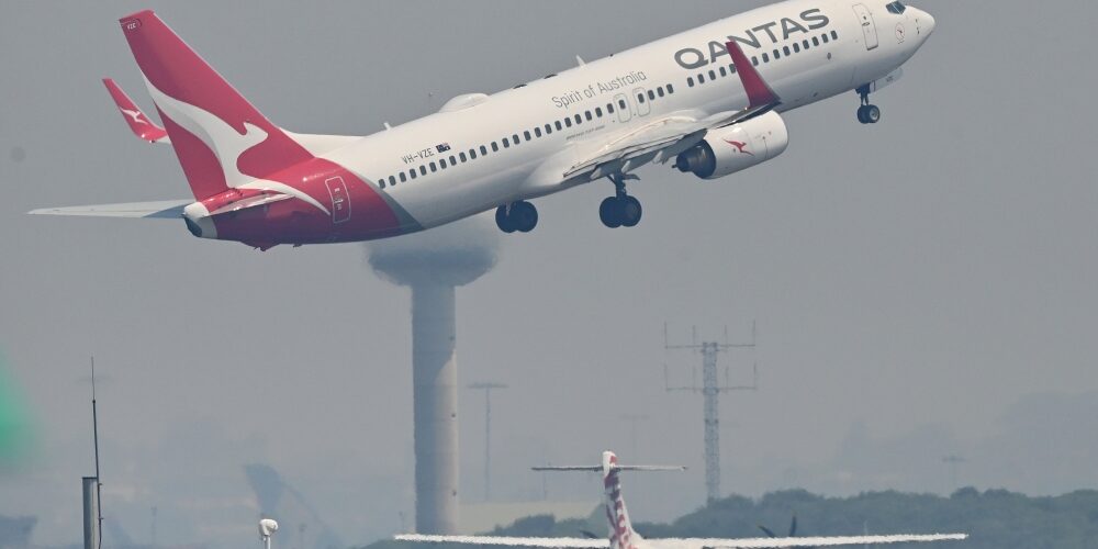 Qantas mengalihakan penerbangan Perth-London